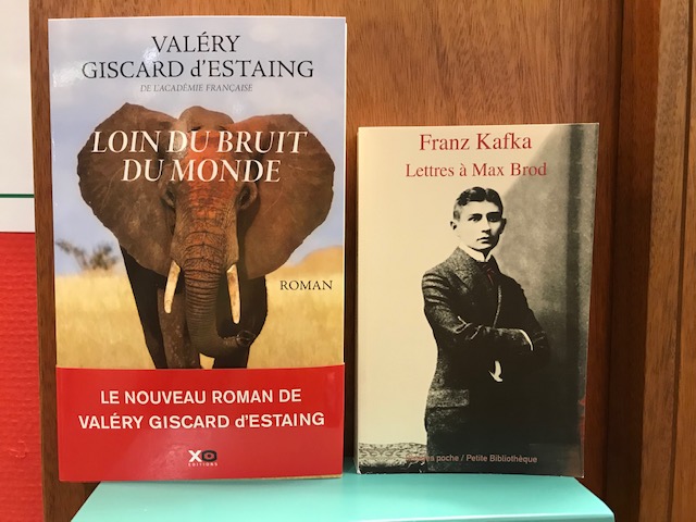 Två nyinkomna titlar på franska avdelningen: Loin du bruit du monde, av Valery Giscard d´Estaing, och Lettres à Max Brod, av Franz Kafka