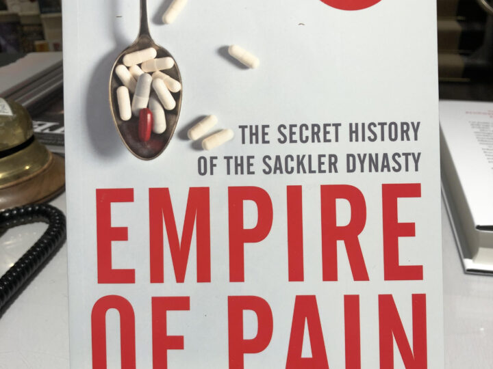 Empire of Pain. The Secret History of the Sackler Industry, av Patrick Radden Keefe